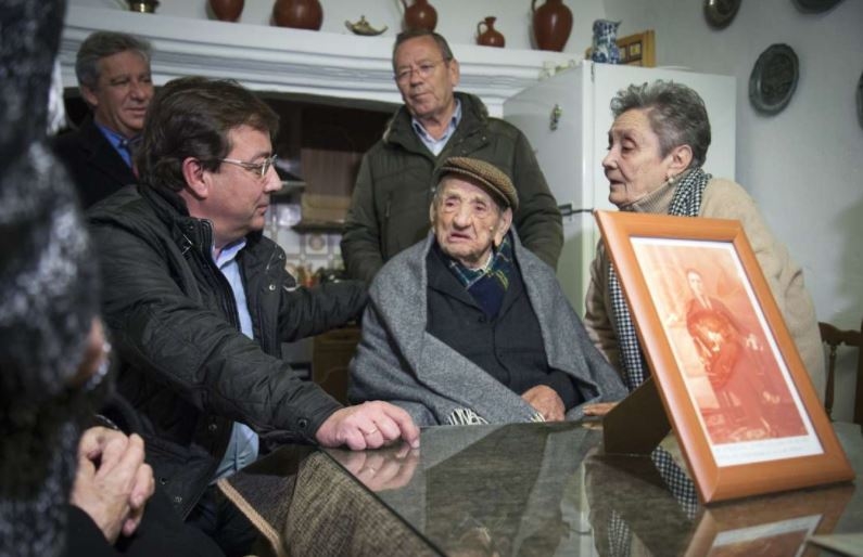 Fernández Vara puso en valor el cuidado a los mayores en Bienvenida en el 113 cumpleaños de Marchena, hombre más longevo del mundo