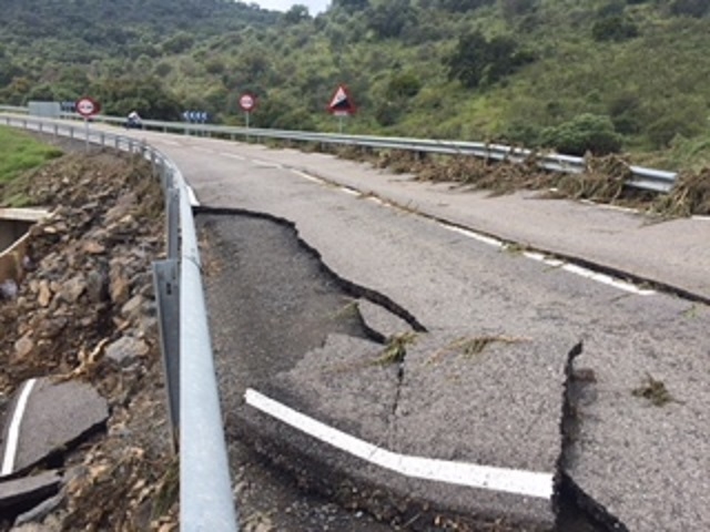 Cortada la carretera de Pallares a Santa María de Navas por los daños de la lluvia
