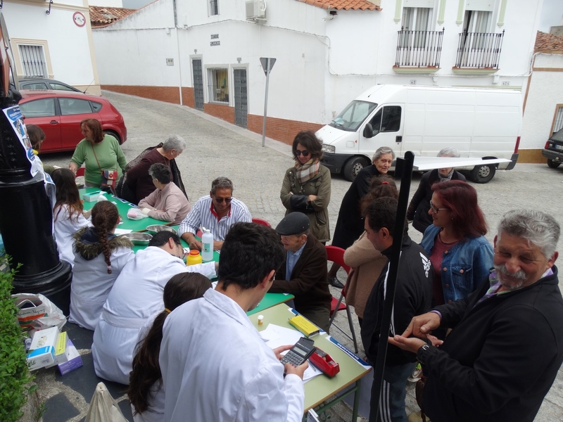 Alumnos del IES Juan Calero de Monesterio promocionan su ciclo formativo en pleno mercadillo