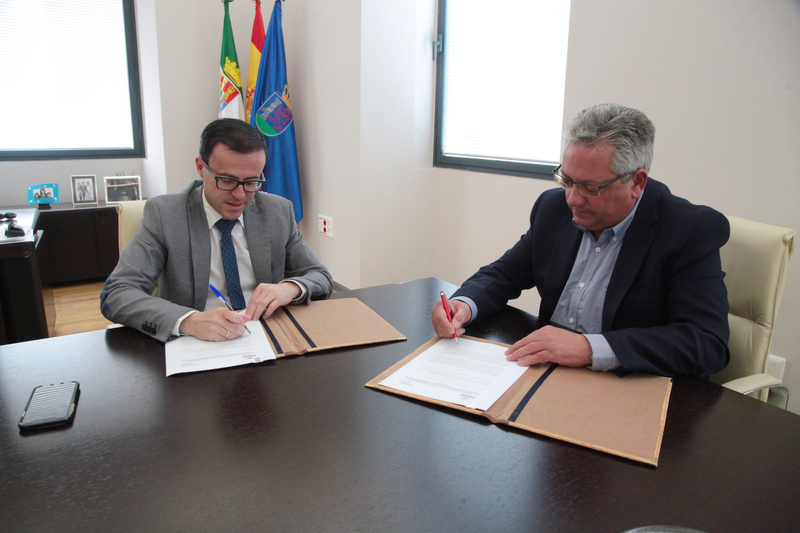 La Diputación y el Ayuntamiento de Monesterio firman un convenio de reforma y ampliación de la Residencia de la Tercera Edad