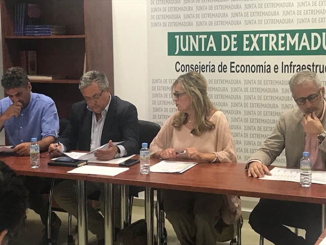 La Junta recibe cuatro proyectos empresariales a través del Plan de Regeneración Económica de la zona de Aguablanca