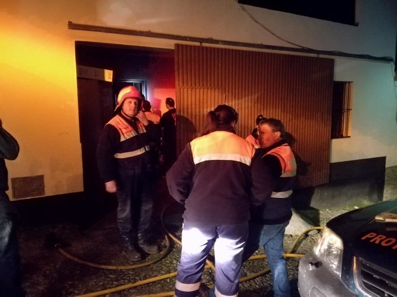 Una joven de 24 años atendida en Fuentes de León por inhalación de humo en un incendio de una vivienda
