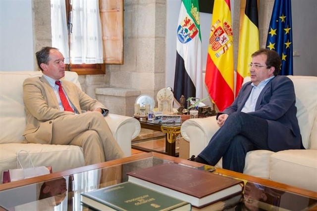 Higuera la Real recibe la visita del embajador de Bélgica en España