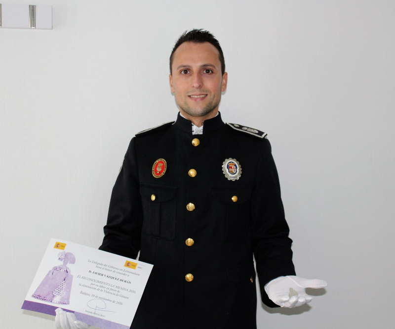 El Policía de Segura de León, Javier Vázquez, recibía el reconocimiento `La Menina´ por su labor en favor de la eliminación de la violencia de género