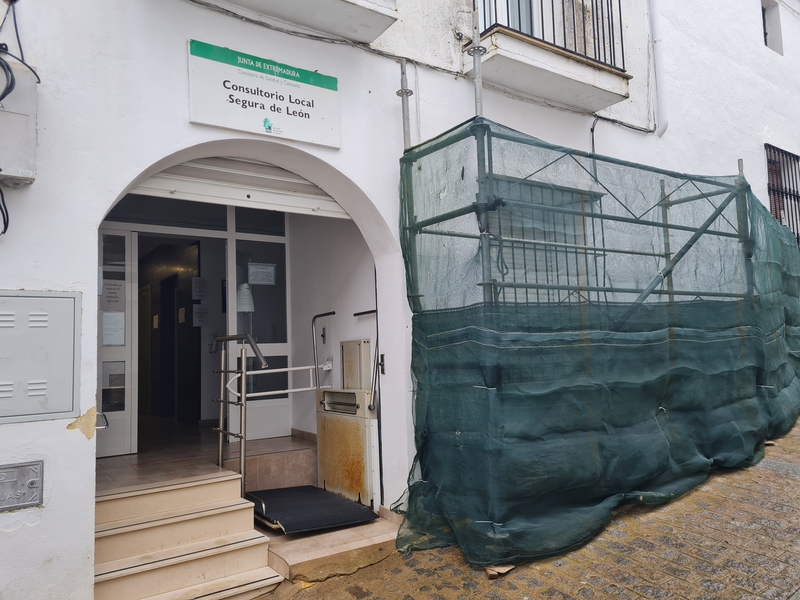 El Centro de Salud de Segura de León contará con una nueva sala de aislamiento y una entrada más accesible en las próximas semanas