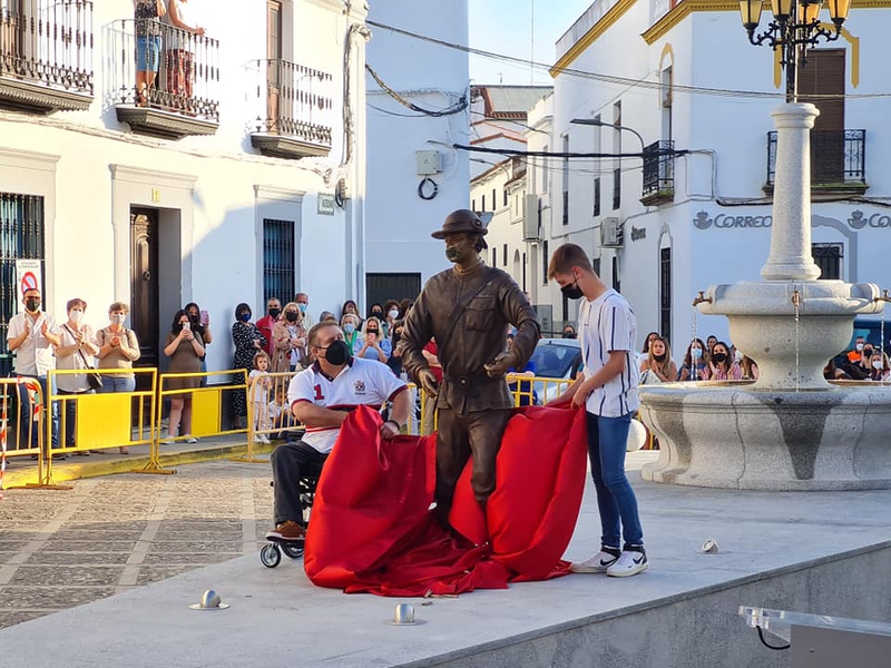 La escultura de un danzante ya luce en Fuentes de León en homenaje al Día del Tambor