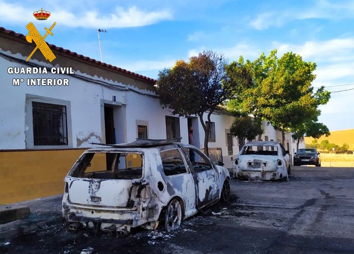 La Guardia Civil detiene al presunto autor material del incendio de dos vehículos en Fuente de Cantos