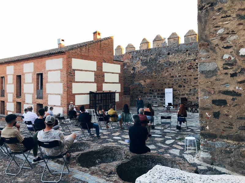 El Castillo de Segura de León acogió la presentación de la residencia artística Zalona