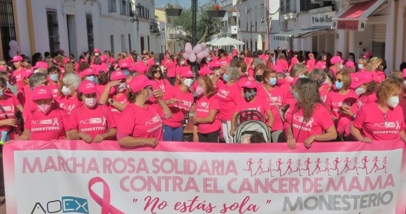 Más de 600 personas participaban en la III Marcha Rosa Solidaria de Monesterio