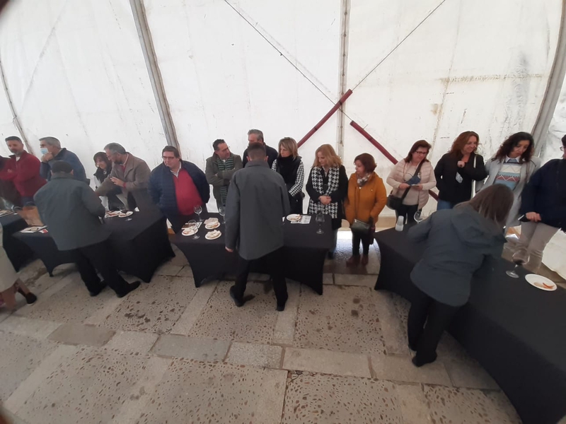 La Escuela Profesional Dual de Empleo Tentudía 21 regresaba a la Campaña de Comercio `Días D´ en Segura de León prestando el servicio de vinos