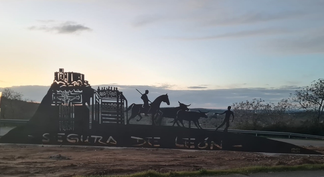 El Ayuntamiento de Segura de León instala un nuevo monumento con los símbolos más representativos de la localidad