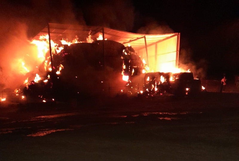 Controlado un incendio anoche en una nave de pacas de paja entre Fuentes de Len y Segura de Len