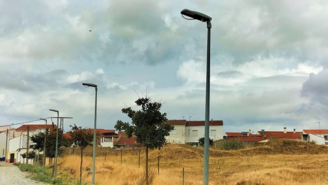 Vndalos rompen las luminarias de 7 farolas en la calle Sol de Monesterio