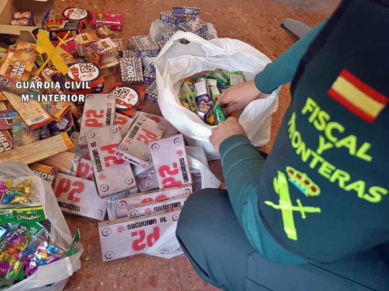 La Guardia Civil retira casi 4.000 artículos de pirotecnia expuestos para su venta ilegal en Higuera la Real