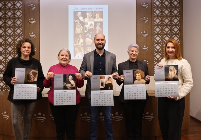 Trece mujeres de Cabeza La Vaca protagonizan un calendario contra la violencia de género
