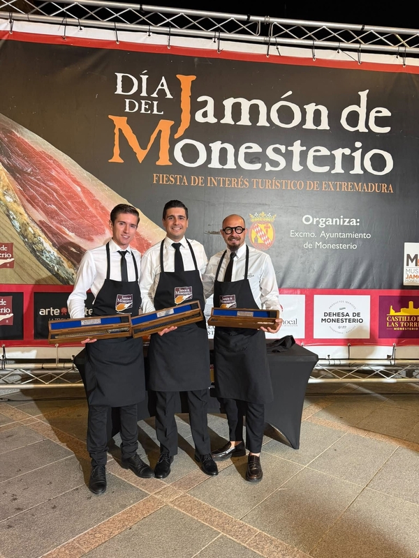 Francisco Javier García Pérez se alza con el Cuchillo de Oro en el XXVI Concurso de Cortadores de Jamón de Monesterio