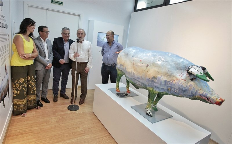 Una escultura de un cerdo pintado por Eduardo Naranjo se incorpora al Museo del Jamón de Monesterio