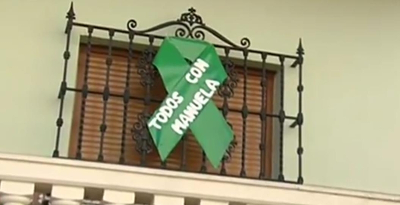 Primer gran lazo verde colocado en la casa de Manuela Chavero