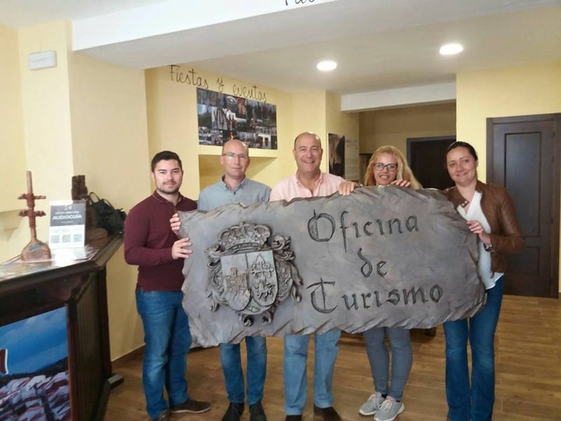 La Oficina de Turismo de Segura de León luce nuevo emblema