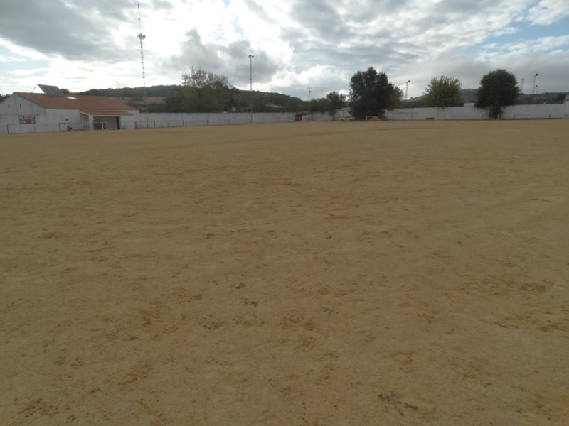 El Ayuntamiento de Segura de León adjudica a Alvac S.A. la instalación del césped artificial en el campo de fútbol