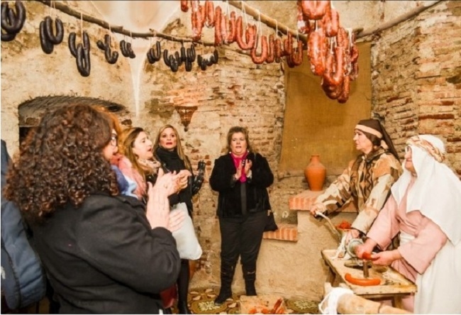 Montemolín se transforma durante la Navidad en un Belén Viviente