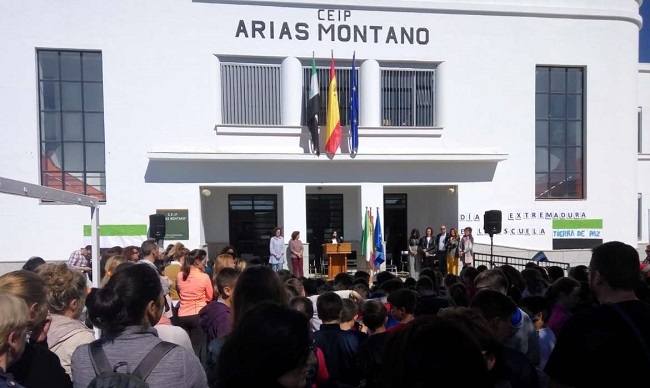Esther Gutiérrez visitó el CEIP Arias Montano con motivo de la celebración del Día Escolar de Extremadura