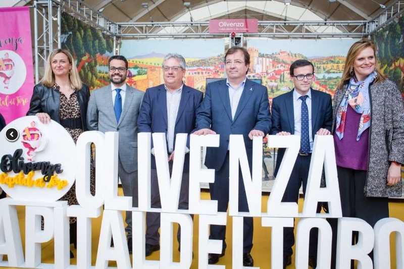 Fernández Vara destaca las Capeas de Segura de León en la inauguración de la Feria del Toro de Olivenza