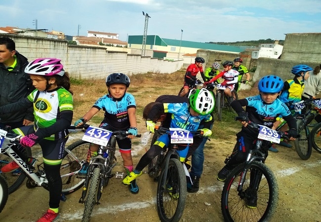 Los alumnos de la `Escuela Ciclista Comarcal Puerto Lobo Sierra de Tentudía están imparables