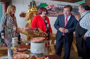 Guillermo Fernández Vara asistió a la inauguración el XXX Salón del Jamón Ibérico de Jerez de los Caballeros