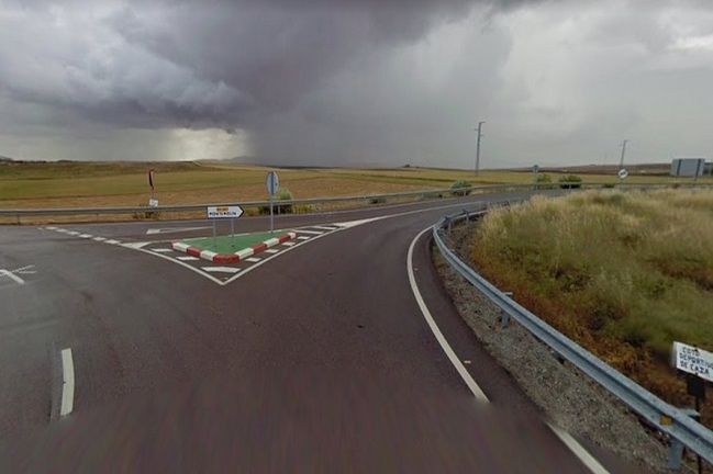 Corte al tráfico de la carretera que une Fuente de Cantos a Hoya de Santa María en la travesía de Pallares