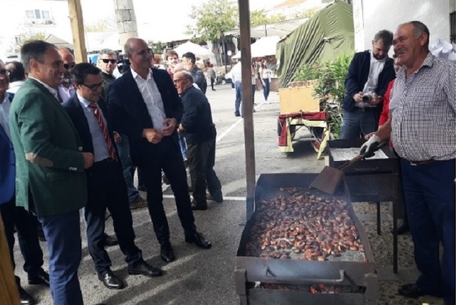 El Presidente de la Diputación destacó a la Feria de la Castaña de Cabeza la Vaca como un evento `pionero del mundo rural