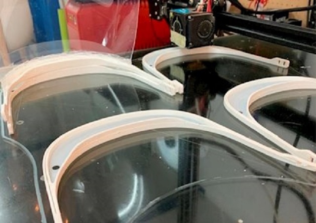 Fabricadas más de 200 viseras protectoras con impresión 3D en Higuera la Real