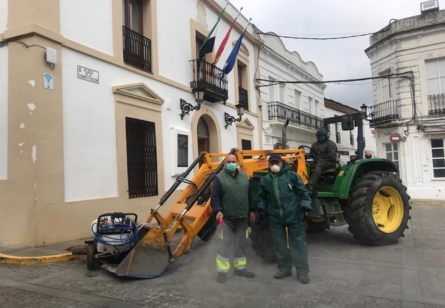 El Ayuntamiento de Higuera la Real volvió a desinfectar los puntos `sensibles de la localidad 