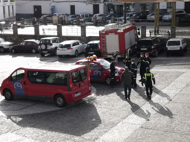 Los bomberos han desinfectado hoy los Pisos Tutelados y el Centro de Salud en Segura de León