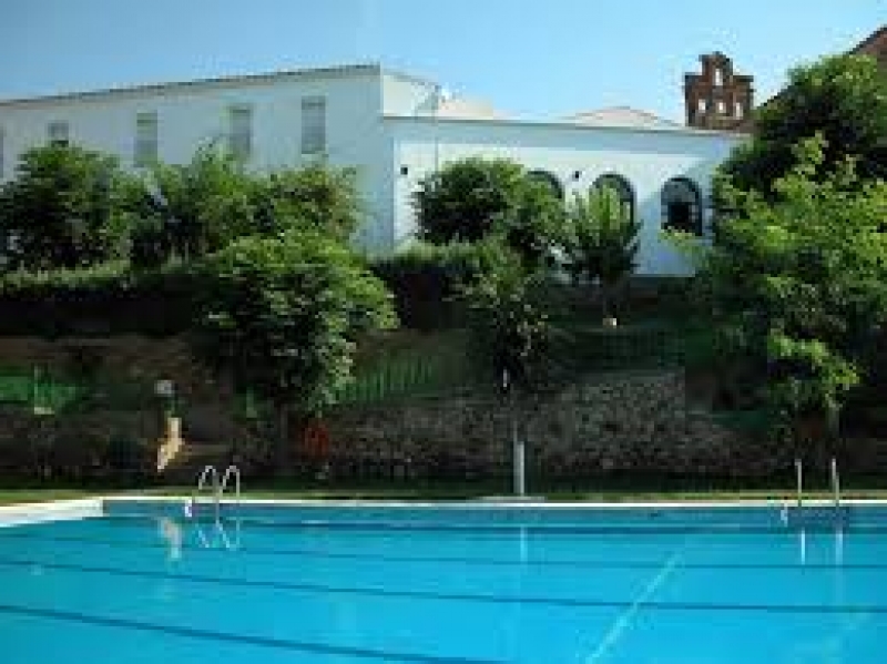 Mañana comienzan las reservas de bonos en Calera de León para la temporada de baño en la piscina municipal