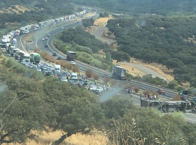 Cortada la A-66 en ambos sentidos a la altura de Monesterio por accidente de un camión