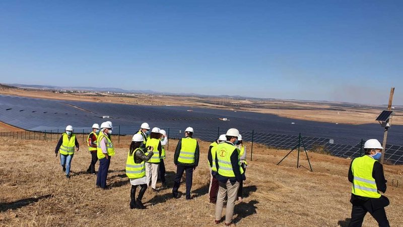 Las obras de la planta solar fotovoltaica de Bienvenida han sido visitadas hoy por la consejera para la Transición Ecológica y Sostenibilidad 