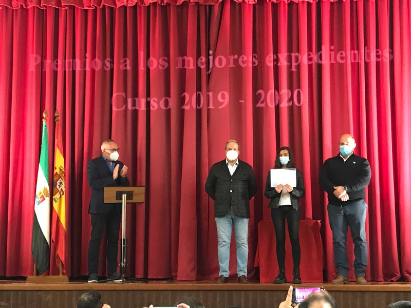Entregados los premios a los mejores expedientes académicos 19/20 en Higuera la Real