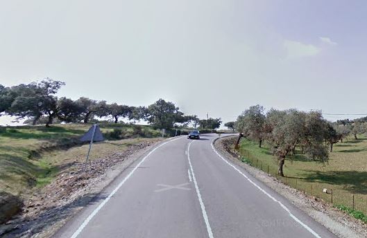 Corte en la carretera provincial de Fuente de Cantos a Hoya de Santa María por Montemolín