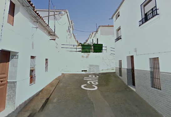 Herida una mujer de 42 años al precipitarse su vehículo desde 2 metros de altura en Fuentes de León 