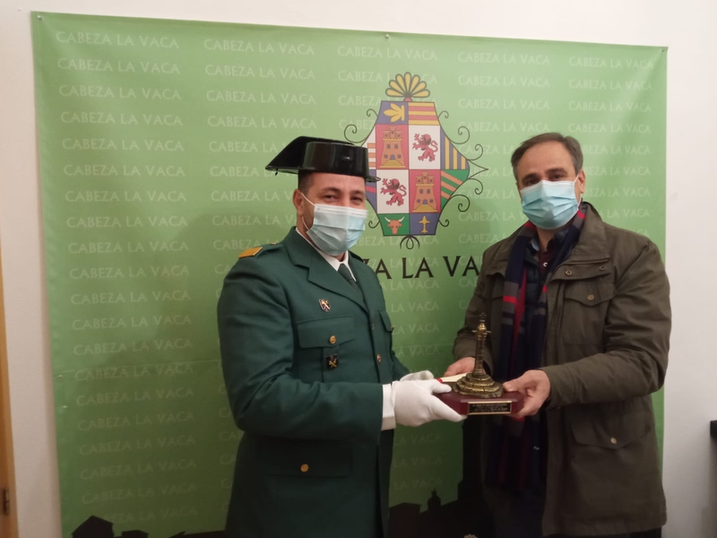 El sargento de la Guardia Civil, Juan María Robledo, recibía ayer el título de Vecino de Honor de Cabeza la Vaca
