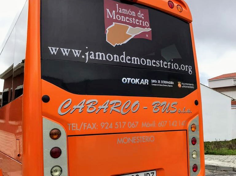 `Jamón de Monesterio` y `Monesterio Gastronómico ya lucen en los autobuses de dos empresas locales publicitando la marca Monesterio