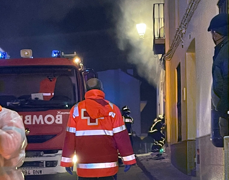 Un incendio en una vivienda de Calera de León deja daños considerables y dos mujeres afectadas de carácter leve