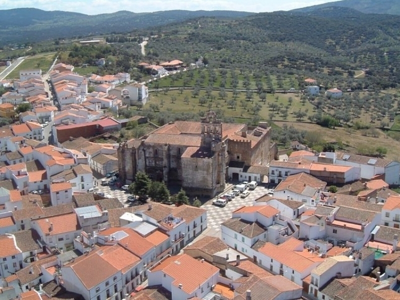 Un grupo de voluntariado en Calera de León se suma a los servicios del Ayuntamiento para ayudar a las familias confinadas