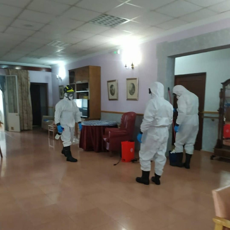 El Equipo de Higiene y Desinfección de bomberos del CPEI interviene en los pisos tutelados de Fuentes de León