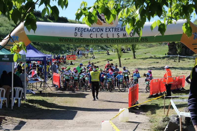 5 lobeznos subían al pódiun en Monesterio en la segunda prueba de la `Copa Bike Tentudía