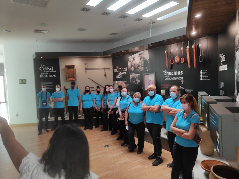 El alumnado de Servicios de Bar y Cafetería de la Escuela Profesional Dual de Empleo Tentudía 21 visitan el Museo del Jamón de Monesterio