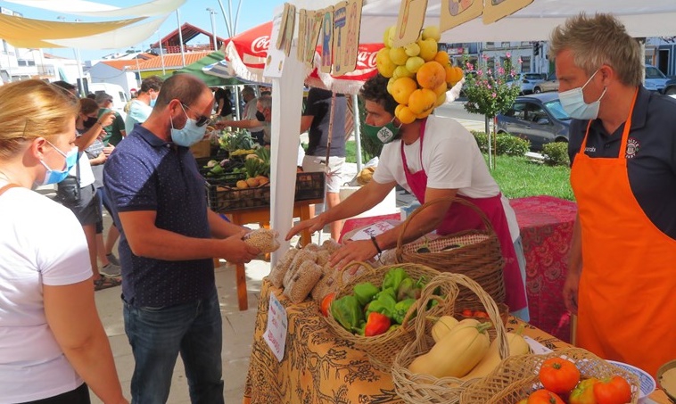 Una docena de productores locales ofrecieron sus productos en la Feria Comarcal del Huerto en Monesterio