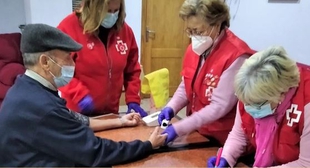 Cruz Roja Monesterio busca voluntarios para su área de mayores bajo el lema `Ponte las zapatillas. Sólo nos faltas tú´