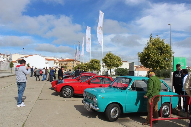Una treintena de vehículos clásicos se concentraba en Monesterio este pasado domingo